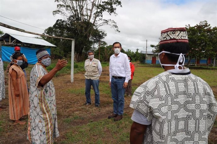 El presidente de Perú, Martín Vizcarra, con indígenas en la región amazónica de Madre de Dios durante la pandemia de coronavirus