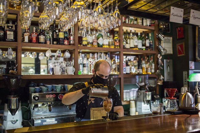 Un camarero prepara una bebida en un bar de Atenas, Grecia.