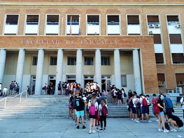 Alumnos esta mañana en la Complutense para realizar los exámenes de la EvAU