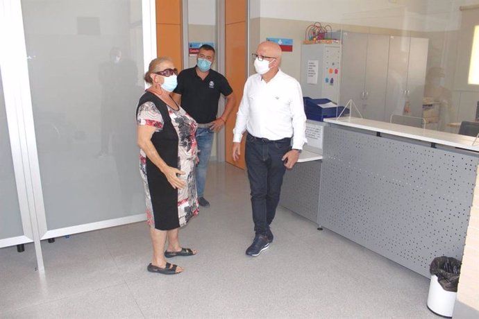 Visita de Manuel Padín y Carmen Soto al consultorio médico de El Llano