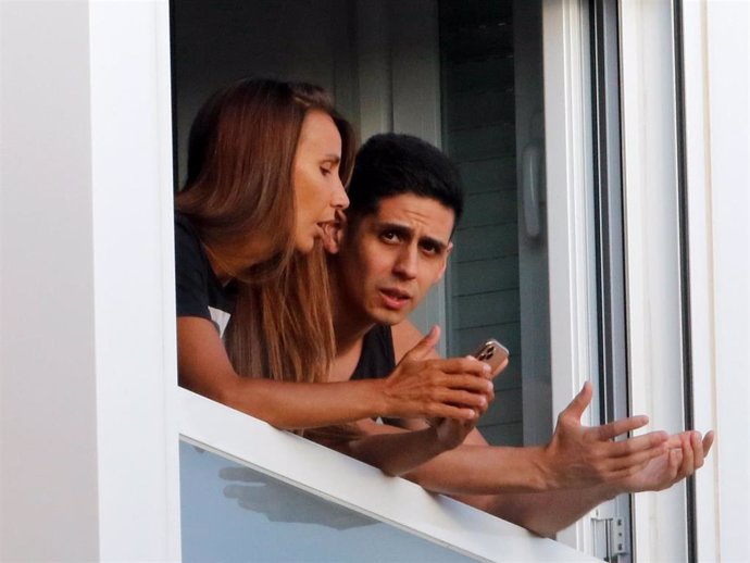 Christopher y Fani, asomados a la ventana de su domicilio en una imagen reciente, mantienen una seria conversación
