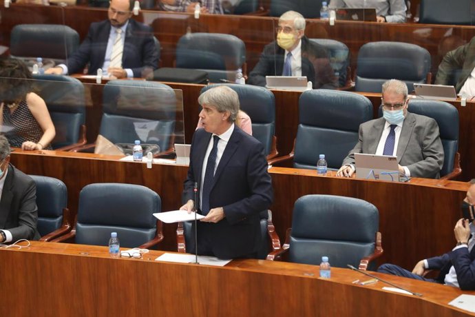 El consejero de Transportes, Ángel Garrido, responde a una pregunta en la Asamblea de Madrid durante la sesión de control al Gobierno en la que se debate sobre derechos LGTBI, medicalización de residencias y un plan para Barajas, en Madrid (España), a 2