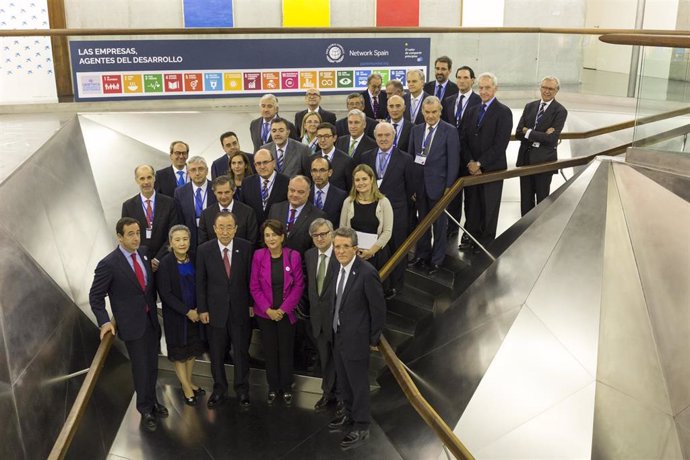 Ban Ki-moon (secretari general de l'ONU el 2015) i el p.de la Xarxa Espanyola del Pacte Mundial (XEPM), Ángel Pes, encapalen una jornada de la XEPM al Caixaforum Madrid el 29/10/2015