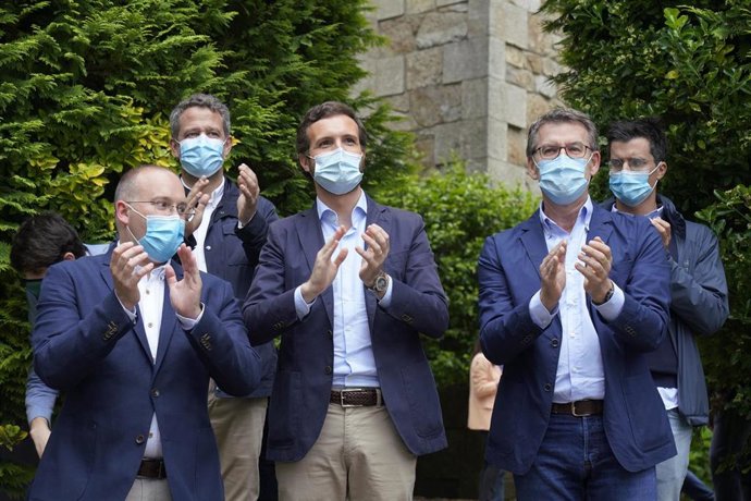 El presidente de la Xunta, Alberto Núñez Feijóo, y el presidente del PP, Pablo Casado, durante la presentación de candidaturas del PP en Galicia para los comicios del 12 de julio. En Santiago de Compostela, a 21 de junio de 2020.