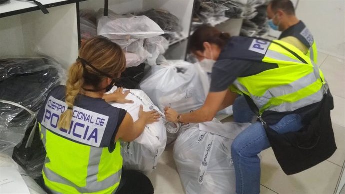 Incautados más de 800 productos falsificados de marcas en un polígono industrial de Málaga capital