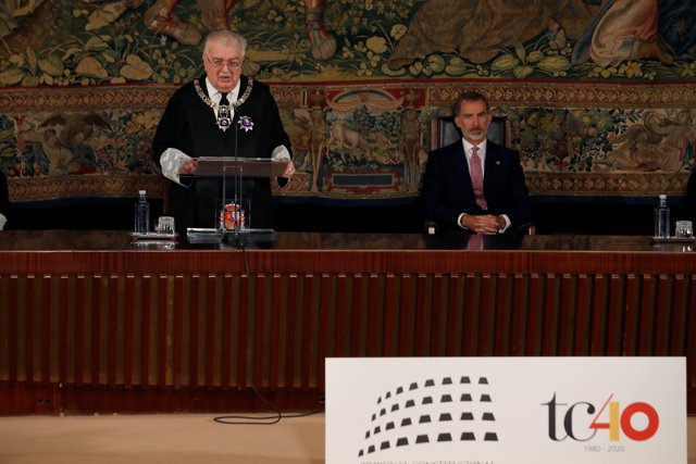 El presidente del Tribunal Constitucional, Juan José González Rivas (i), durante su intervención en el acto en conmemoración del XL Aniversario de la entrada en funcionamiento del Tribunal Constitucional.