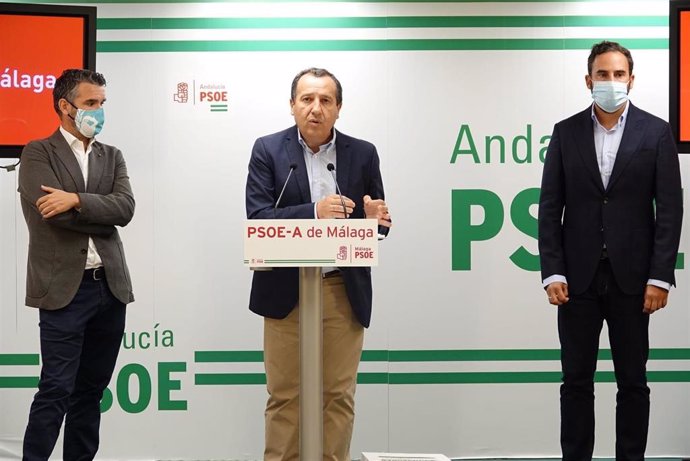 José Bernal, portavoz del PSOE en la Diputación; José Luis Ruiz Espejo, lider del PSOE de Málaga y Daniel Pérez, portavoz en el Ayuntamiento de la capital, en rueda de prensa