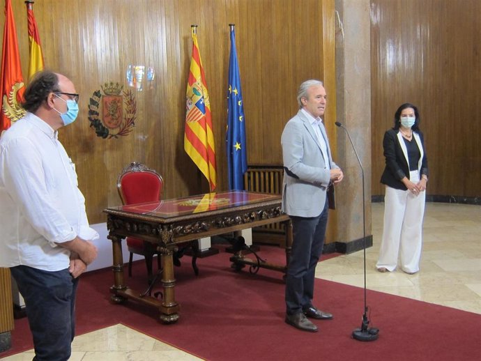 El alcalde de Zaragoza, Jorge Azcón, con la preesidenta de la Asociación AVACA,  Mar Martín, y el tesorero, Francisco Lacruz
