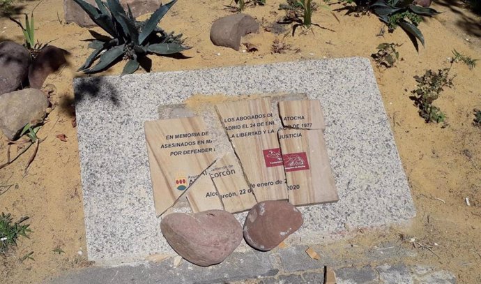 Placa destrozada en homenaje a los Abogados de Atocha en Alcorcón.