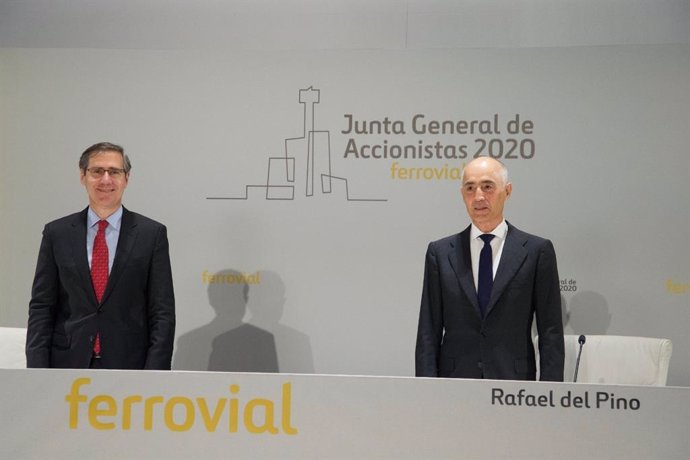 El presidente de Ferrovial, Rafael del Pino, y el consejero delegado del grupo, Ignanio Madridejos, ante la junta de accionistas del grupo, celebrada de forma telemática
