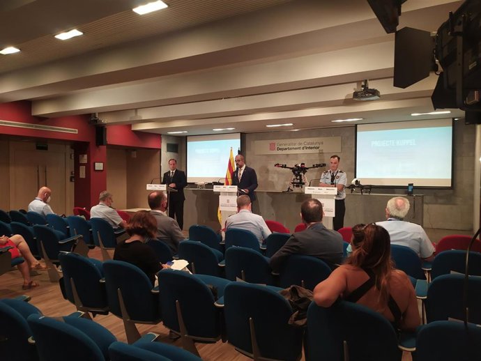 El director de Mossos, Pere Ferrer; el conseller de Interior, Miquel Buch, y el comisario jefe de Mossos, Eduard Sallent, en rueda de prensa el 6 de junio de 2020.