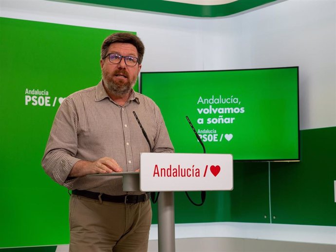 El portavoz adjunto del Grupo Socialista en el Parlamento de Andalucía, Rodrigo Sánchez Haro, en rueda de prensa