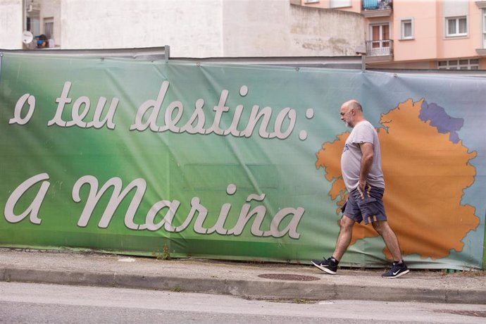 Ciudadanos en la comarca gallega de A Mariña (Lugo), que estará cerrada durante cinco días tras declararse un brote de coronavirus que afecta a más de un centenar de personas, a 5 de julio de 2020.