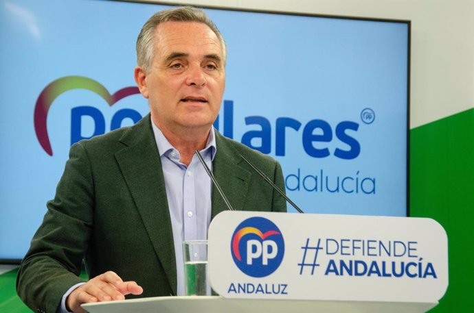 El portavoz de Fomento, Infraestructuras y Ordenación del Territorio del PP en el Parlamento andaluz, Juan Bueno, en rueda de prensa.