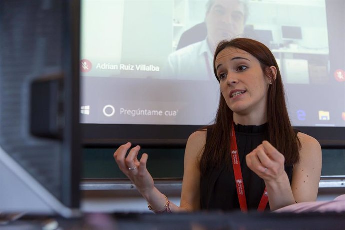 Laura Saludas, durante la defensa de su tesis en el edificio de Ciencias, con cuatro miembros del tribunal online