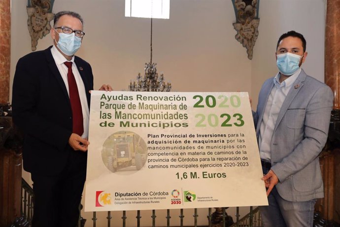 Los delegados de Cohesión Territorial y de Infraestructuras Rurales en la Diputación de Córdoba, Juan Díaz (izda.) y Manuel Olmo, respectivamente presentan la convocatoria