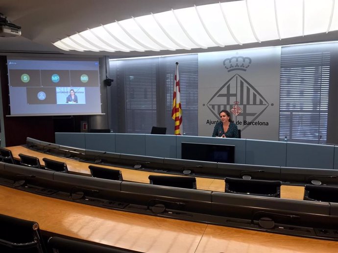 La concejal de Salud de Barcelona, Gemma Tarafa, en una rueda de prensa desde la Sala Lluís Companys del Ayuntamiento de Barcelona.