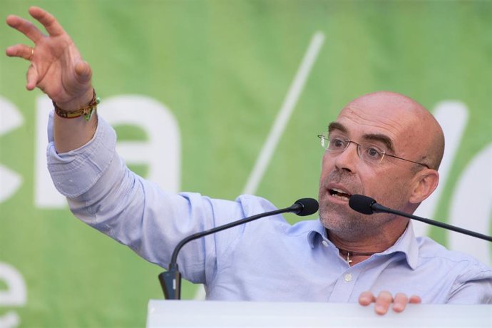 O vicepresidente primeiro de Vox, Jorge Buxadé, participa nun mitin do partido na Praza Ángel Fernández Gómez de Lugo, Galicia (España), a 3 de xullo de 2020.