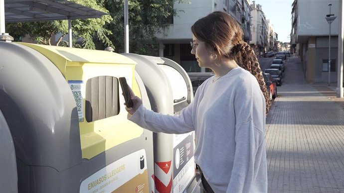 Ecoembes desarrolla un sistema que incentiva el reciclaje con beneficios ambientales en el barrio o en el entorno más cercano del ciudadano reciclador.E