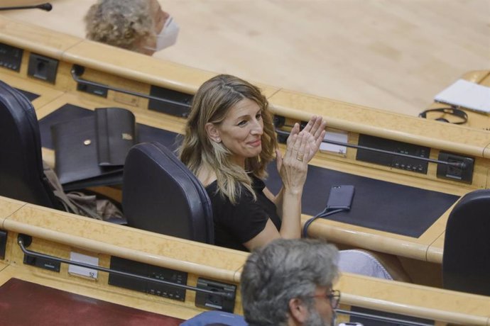 La Ministra de Trabajo y Economía Social, Yolanda Díaz, aplaude durante una sesión plenaria en el Senado centrada en el debate con el Ejecutivo central en los rebrotes de Covid-19 surgidos en las últimas fechas en España, los Expedientes de Regulación T