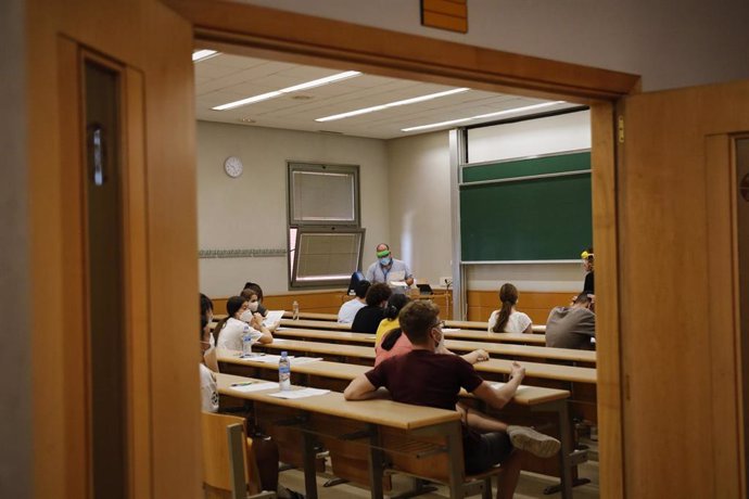 Un grupo de estudiantes de las asignaturas troncales de la rama de Ciencias espera en un aula a comenzar las pruebas de la Evaluación de Acceso a la Universidad (EVAU)