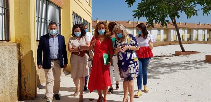 El delegado del Gobierno de la Junta en Sevilla, Ricardo Sánchez, y la delegada de Educación, Deporte, Igualdad, Políticas Sociales y Conciliación en Sevilla, Marta Escrivá, visitan el IES 'Los Alcores' de Mairena del Alcor (Sevilla)