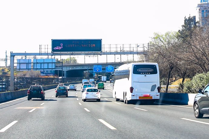 Imagen de la carretera M30 en Madrid con luminosos indicando retenciones.