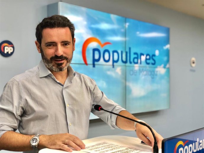 El coordinador general del Partido Popular de Málaga, José Ramón Carmona, en rueda de prensa