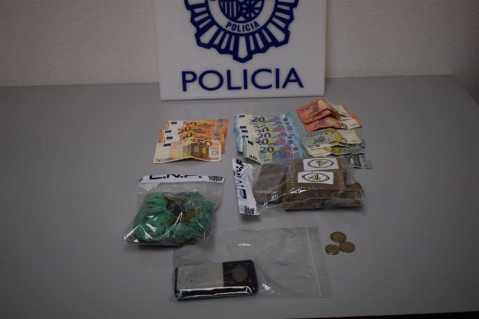 Sustancias y dinero intervenidos en Ávila.