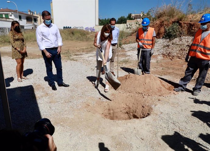La presidenta del Govern, Francina Armengol, poniendo la primera piedra de una construcción de VPO.