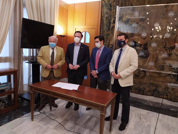 El consejero, el rector, el presidente de Emacsa y el alcalde tras la firma del acuerdo.