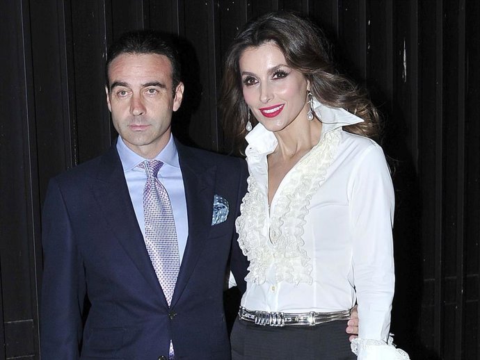 Enrique Ponce y Paloma Cuevas en una imagen de archivo, durante los tiempos felices de su matrimonio