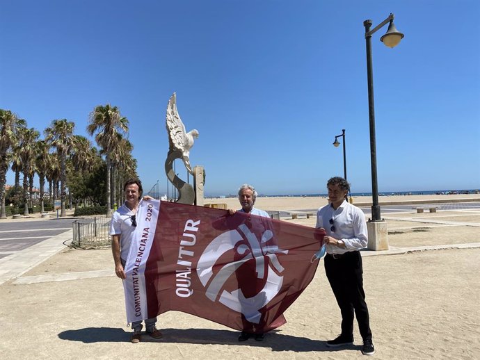 El secretario autonómico de Turismo, Francesc Colomer, junto con el concejal de Playas, Giuseppe Grezzi, y el de Turismo, Emiliano García