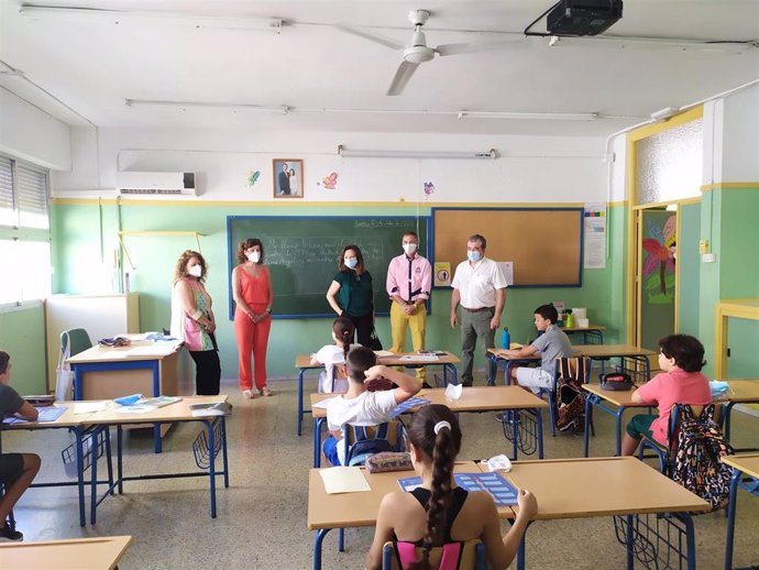 El delegado de Educación visita un centro adherido al Programa de Refuerzo Estival