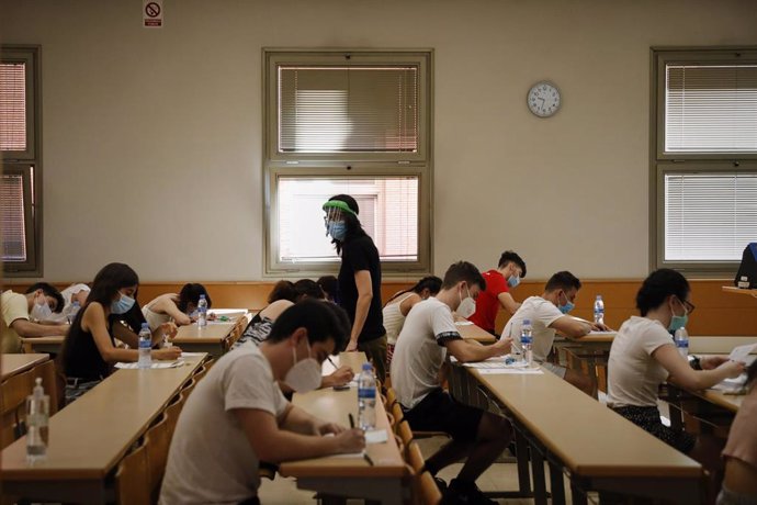 Estudiantes realizan las pruebas de la Evaluación de Acceso a la Universidad (EVAU), con  mayor distancia entre alumnos y uso obligatorio de mascarilla, en el Edificio Politécnico de la Universidad Alcalá de Henares, Madrid (España), a 6 de julio de 2020
