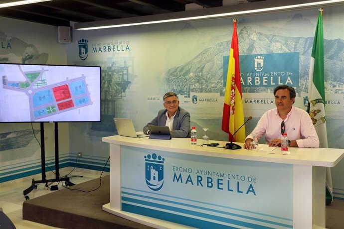 Javier García (i) y Félix Romero (d) en rueda de prensa en Marbella