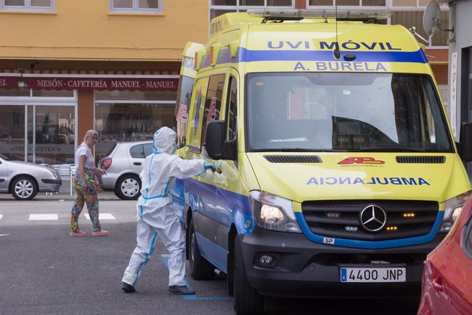 Sanitarios entran en una vivienda de Foz, en la comarca gallega de A Mariña (Lugo), que estará cerrada durante cinco días tras declararse un brote de coronavirus que afecta a más de un centenar de personas, a 5 de julio de 2020.