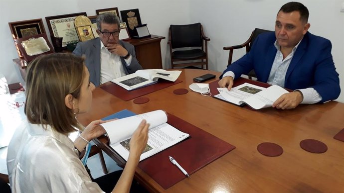 El subdelegado del Gobierno en Sevilla, Carlos Toscano, y la directora provincial de Tráfico, Ana Luz Jiménez, en una reunión con el alcalde de Umbrete, Joaquín Fernández.