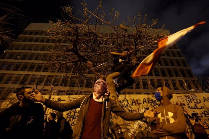 Manifestantes en una protesta contra el Gobierno de Líbano por la crisis económica