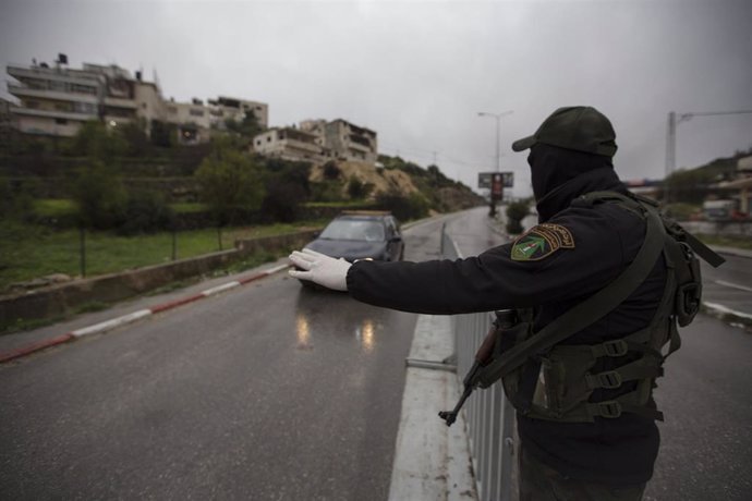 Un agente palestino cerca de Belén durante la pandemia de coronavirus