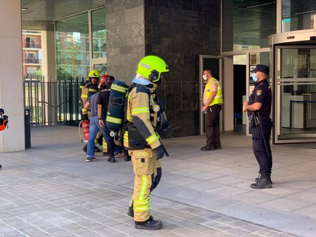 Bomberos acuden a un incendio en una de las torres de la Ciutat Administrativa 9 d'Octubre de València