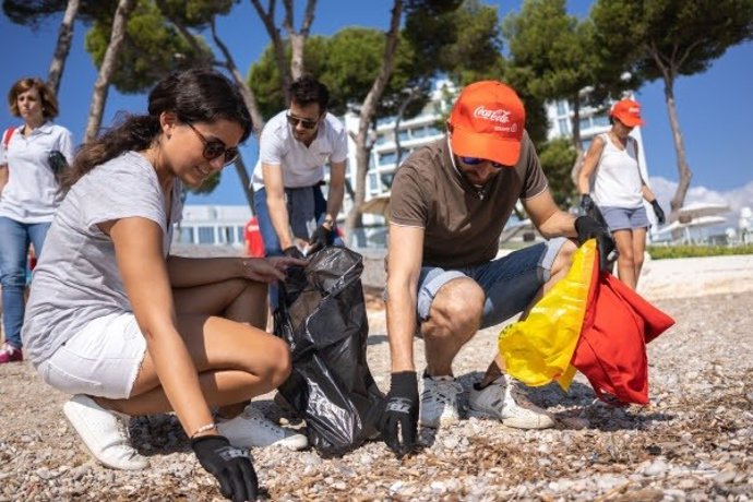 Coca-Cola recoge más de tres toneladas de residuos en 13,2 kilómetros de litoral