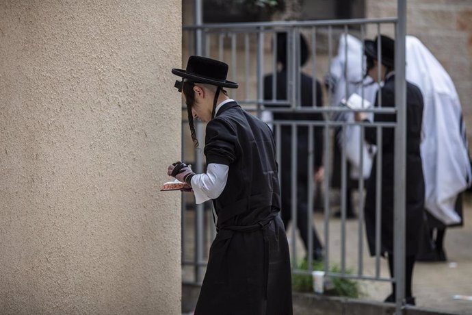 Ortodoxos judíos rezando en una sinagoga en Jerusalén