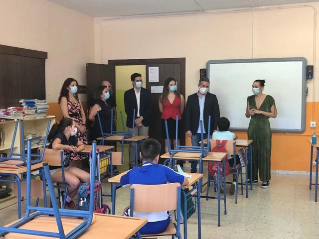 Visita del delegado al Colegio Público Rural Sierra Sur, en Santa Ana, uno de los centros en los que se van a ejecutar obras este verano gracias al acuerdo marco.