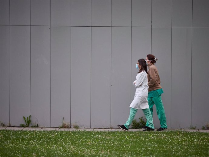 Varios sanitarios caminan por el Complejo Hospitalario de Navarra durante a Pandemia Covid-19  en Abril 28, 2020 en Pamplona, Navarra, España