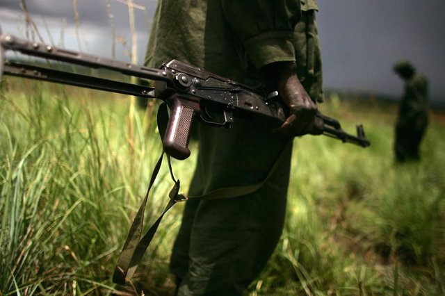 Un militar con un fusil en la mano en República Democrática del Congo