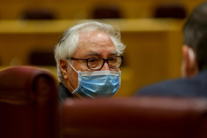 El ministro de Universidades, Manuel Castells, con mascarilla, 