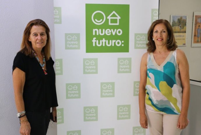 La presidenta de Nuevo Futuro Sevilla, Mónica Gutiérrez, y la pintora Ana Feu, autora del cartel de El Rastrillo 2021.