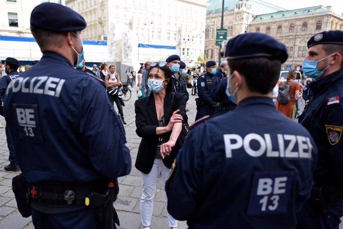 Policías con mascarillas en Viena, Austria