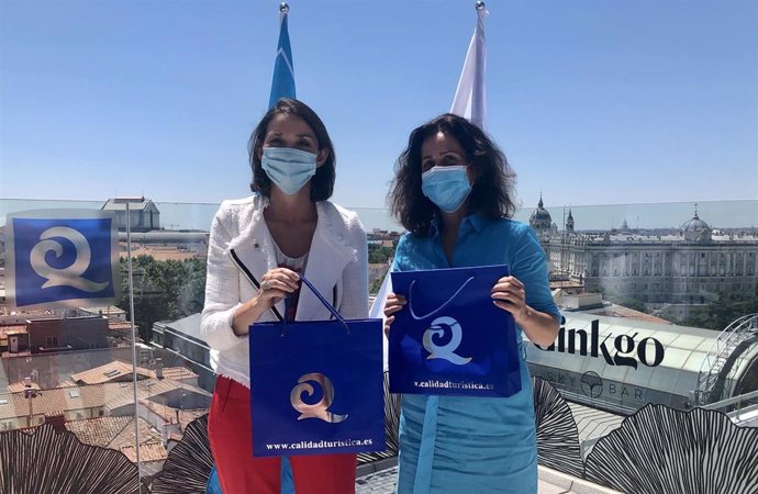La consejera Cristina Sánchez y la ministra Reyes Maroto, en la entrega oficial de banderas Q de Calidad Turística a playas y puertos deportivos certificados